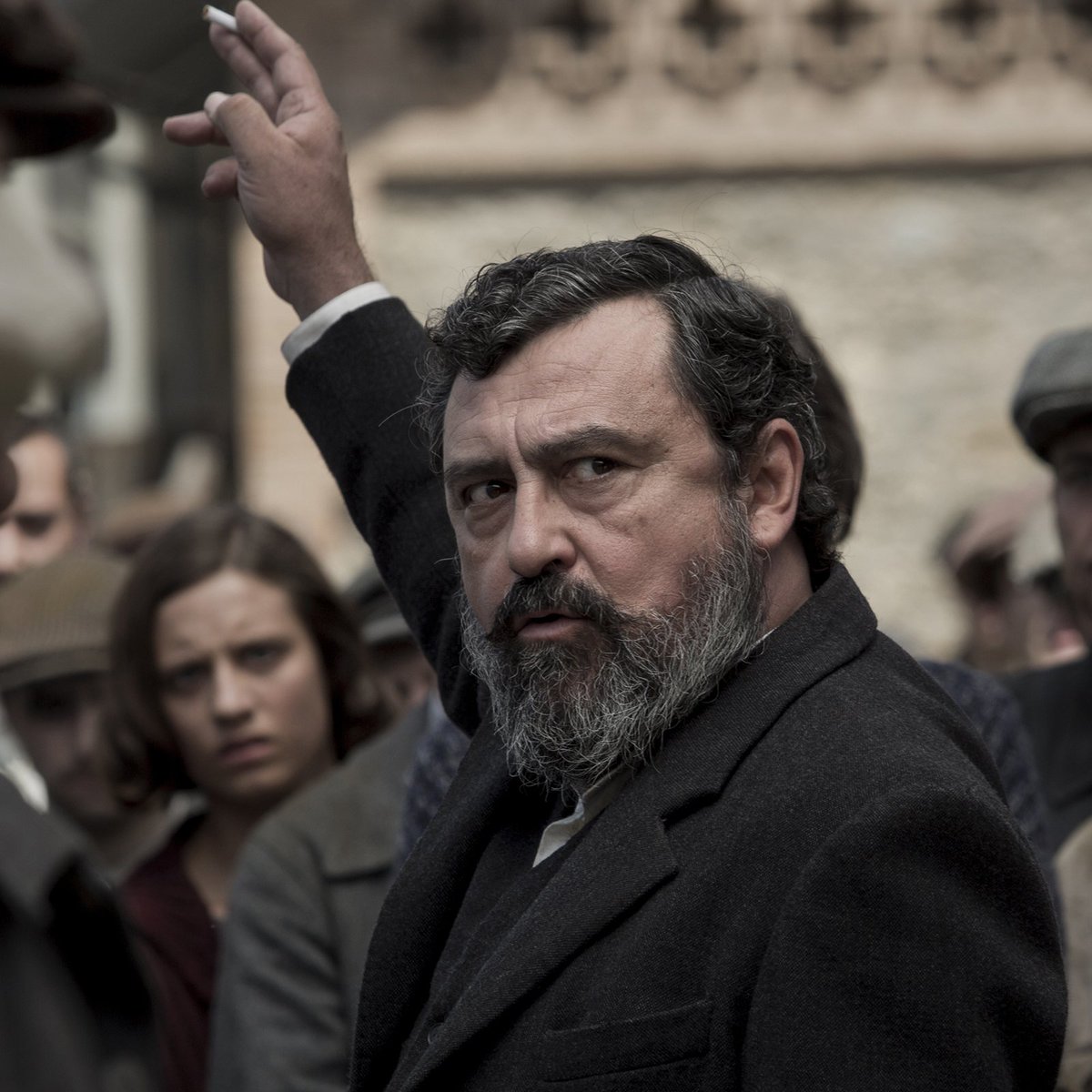 CineBoum's tweet photo. "Las pistolas no van a traer la revolución sino el caos" Paco Tous en "La sombra de la ley" #CineBoum #CineEspañol #CineActual #MichelleJWeb #LuisTosar #PacoTous #ErnestoAlterio https://t.co/wgYD6RRWEZ