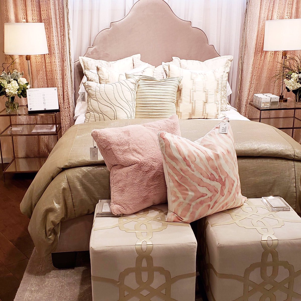 UrDesigningDiva's tweet photo. #SaturdayStyle #highpointmarket2018
Need a #bedroommakeover
Love the way these colors come together. #classyinteriors
#interiordesign
#homedesign
#interiorandhome
#ttcenterprises
#interiordecor
#homestyling
#bedroomdesign
#designinspo
#hgtv #homeimprovement #home #remodeling https://t.co/b742qDVFpt