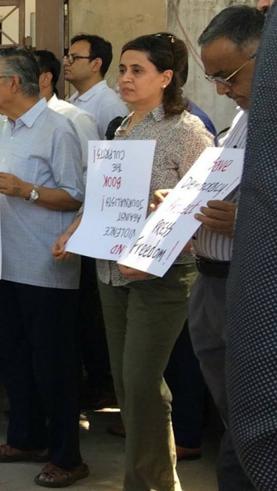 21  #YeBhaaratKePatrakaarBeti Padhao .. tabhi toh protest ke time placard seedha pakdegi bechari!