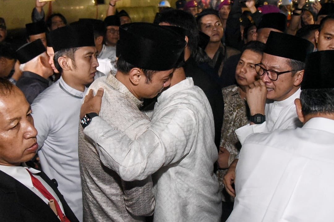 aniesbaswedan's tweet photo. Kita berduka, Indonesia kehilangan. Mari terus kirimkan doa terbaik untuk Bu Ani dan seluruh keluarga yang ditinggalkan, agar terus diberikan kekuatan dan ketabahan. ⁣⁣
⁣⁣
Al Fatihah...⁣⁣
⁣⁣
#ABW

https://t.co/aEL5YYy9cH https://t.co/kfpfdtONOT