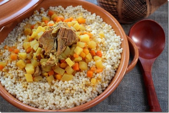 EL MARDOUD / EL MKHELAA Originaire des régions sahariennes composé de gros grains de couscous et accompagné d'une sauce épicée à la viande de mouton et aux légumes frais et secs. Les femmes de Ouled Naïl chantent au Mawlid et au mardoud : Laïlat El Maouled ou achana mardoud.