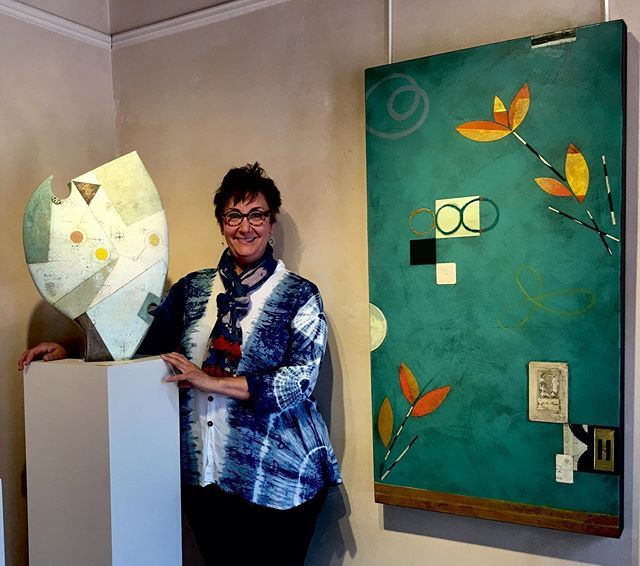 You never know who will pop in the gallery! We love Sheryl Zacharia and her gorgeous ceramic sculptures. Doesn’t her work pair nicely with Don Quade’s painting?
.
.
.
.
#dynamicduo #sherylzacharia #donquade #canyonroad #santafe #ceramicsculpture #ceramics #mixedmediaart #con…