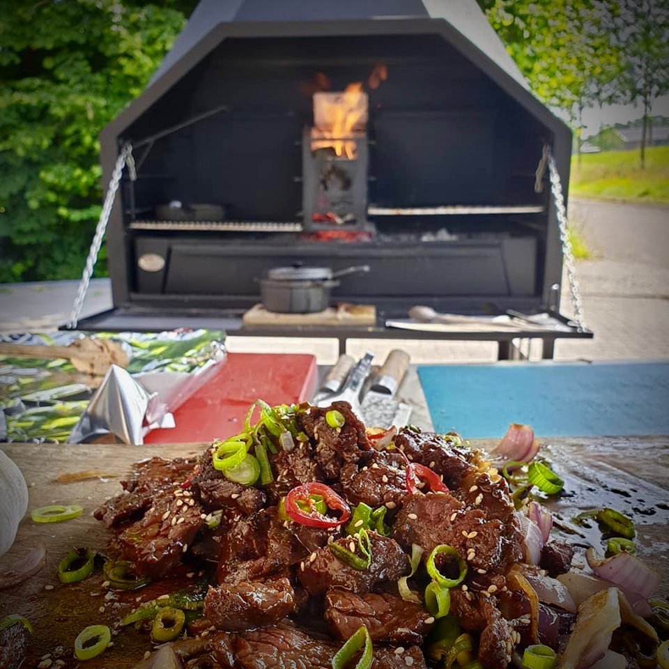 "Hanger steak with homemade teriyaki sauce on a bed of vegetables from the braai" by #FreestyleBBQJeanette

Anyone hungry? 😍🔥🔥

#HomeFiresBraai #BBQ365