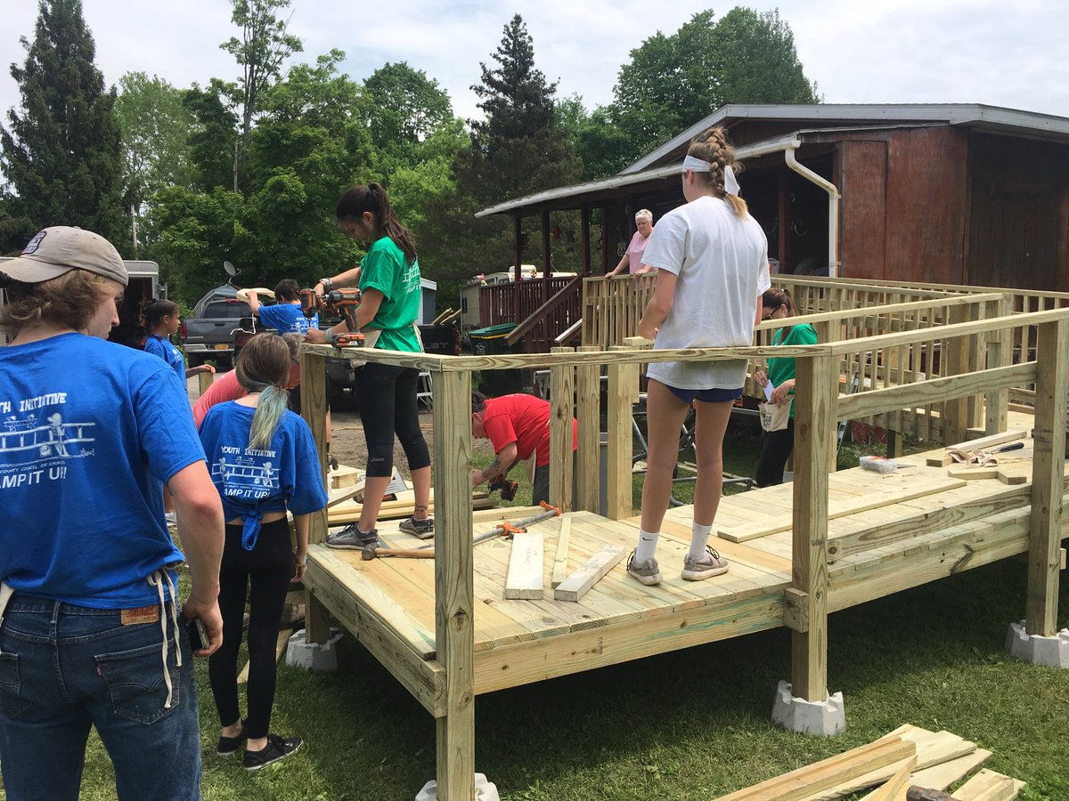 ScottBeattie1's tweet photo. Crew running rail. Almost there. #WindsorCSDServiceLearning https://t.co/K4TD5P286y