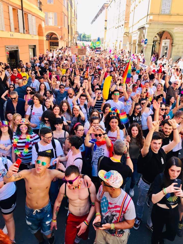 Iperbole_'s tweet image. 25000!!! Che orgoglio! Che felicità la mia città! Grazie Modena!!  #modenapride 🌈