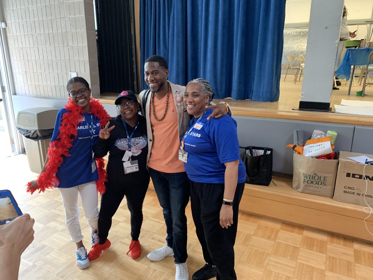 Elizabeth_Hamby's tweet photo. The team from Harlem Health Advocacy Partners #hhap with #publicadvocate @JumaaneWilliams #whatcreateshealth @NYCHA @nycHealthy @DrTorian https://t.co/wRcMBXCHwi