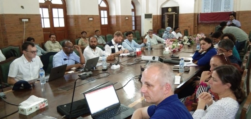 DcLarkana's tweet photo. @WHO team led by Mr Oliver Morgan visiting #Larkana to investigate the recent unfortunate outbreak of #HIV and prepare a comprehensive report to avoid such unfortunate incidents in future https://t.co/C0D9sdwfpF