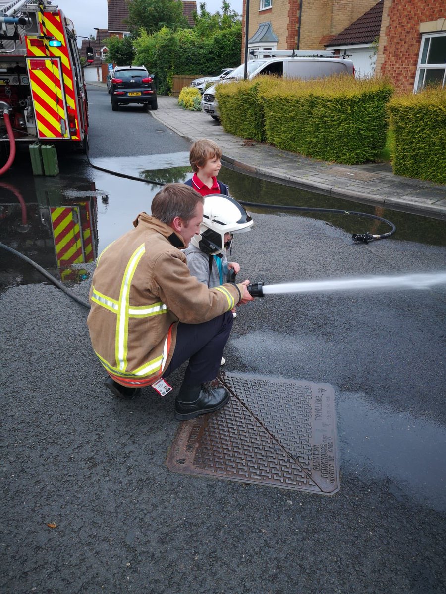 #RedWatch have been in the #HighHeaton area fitting smoke alarms and giving fire safety advice #SmokeAlarmsSaveLives #TestTheButtonNotYourLuck if you need or know anyone who needs alarms contact us <a href="/TwfrsByker/">TWFRS_Byker</a> <a href="/Tyne_Wear_FRS/">Tyne and Wear Fire and Rescue Service</a>