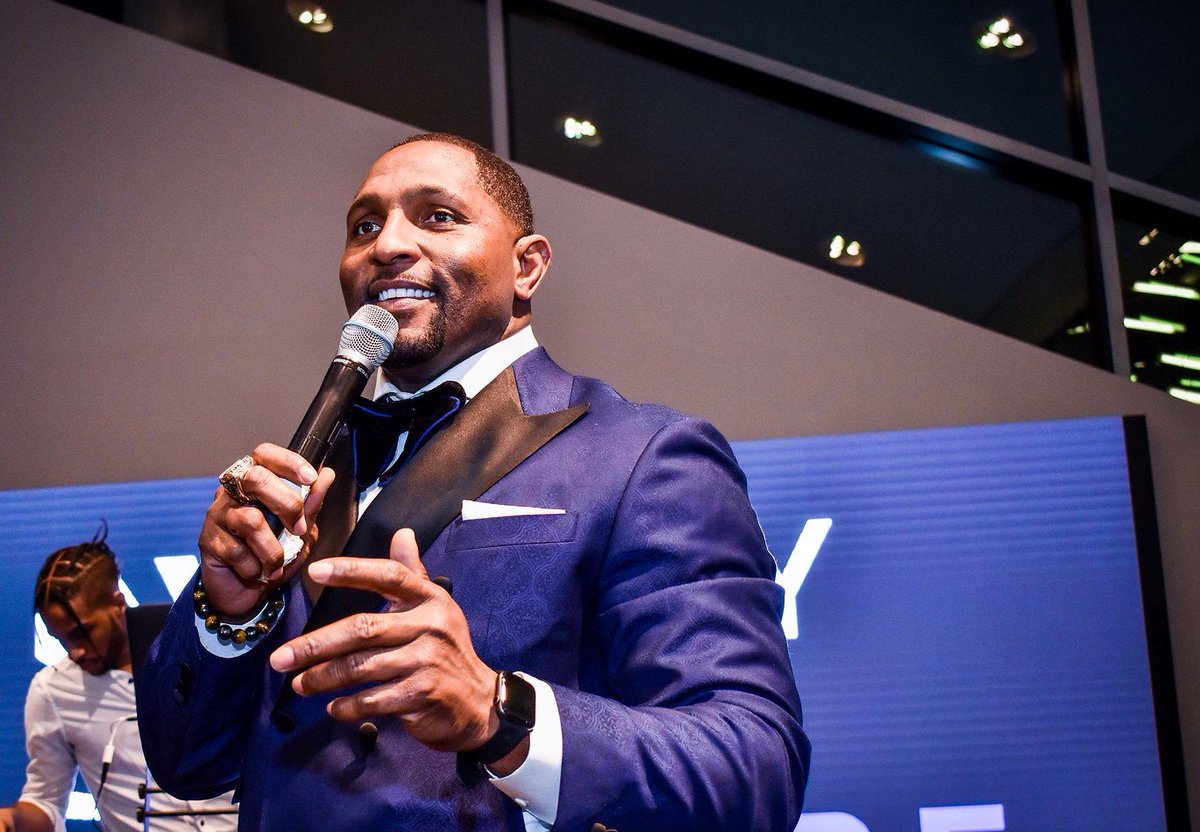 raylewis's tweet photo. You can make a strong statement just with what you wear.

I've trusted @BestPocketSq with my custom suits and pocket squares for years because they understand the way men should be dressed.

Check them out at: https://t.co/IhTbHgakiP https://t.co/DCi21bjg7A