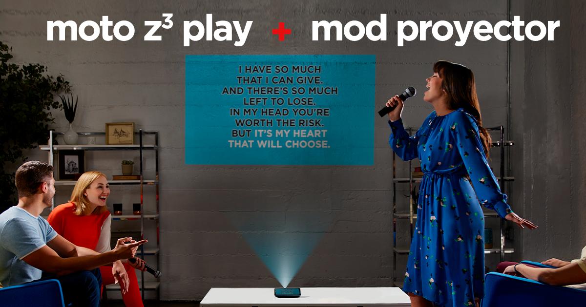 Motorola_col's tweet photo. Une tu #MotoZ3Play + #MotoMod Proyector y cualquier superficie plana puede convertirse en una pantalla gigante.
Conoce este smartphone aquí https://t.co/ac4wQAIeU9 https://t.co/tvXXtSsKmu