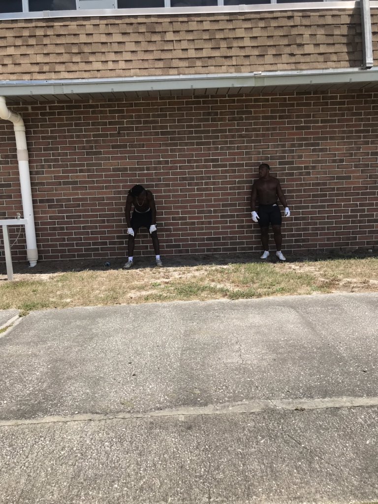 MarcMarkee's tweet photo. Being good isn’t good enough. When you’re trying to Be Great. Hard Work Will Payoff. #CoachFlex #Skill #BOE #WideReceiver #RunningBack https://t.co/xafXwNDl8j