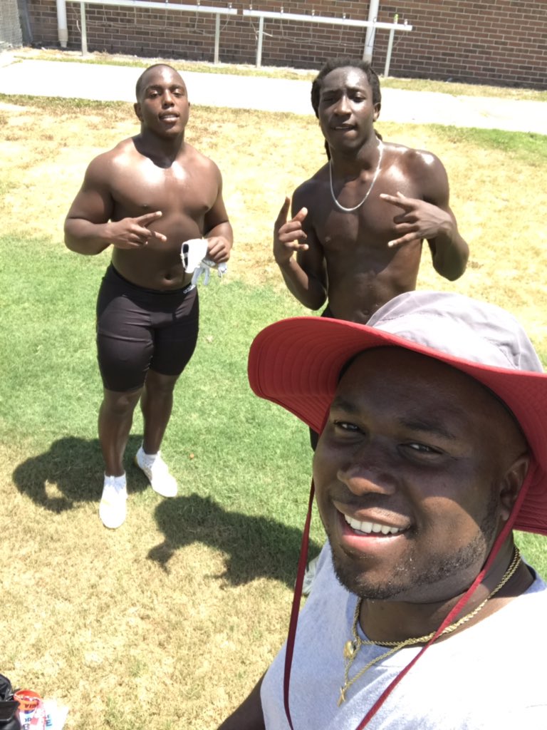 MarcMarkee's tweet photo. Being good isn’t good enough. When you’re trying to Be Great. Hard Work Will Payoff. #CoachFlex #Skill #BOE #WideReceiver #RunningBack https://t.co/xafXwNDl8j
