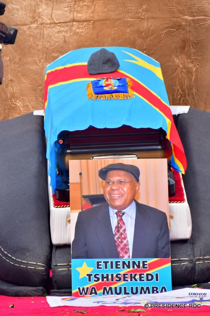 Presidence_RDC's tweet photo. #RDC #ObsèquesETshisekedi Le Dr Etienne Tshisekedi Wa Mulumba a été élévé ce 1er juin 2019, à titre posthume, dans l’ordre national « Héros nationaux Kabila-Lumumba au grade de Grand Cordon ». https://t.co/IUlfuDZhwp