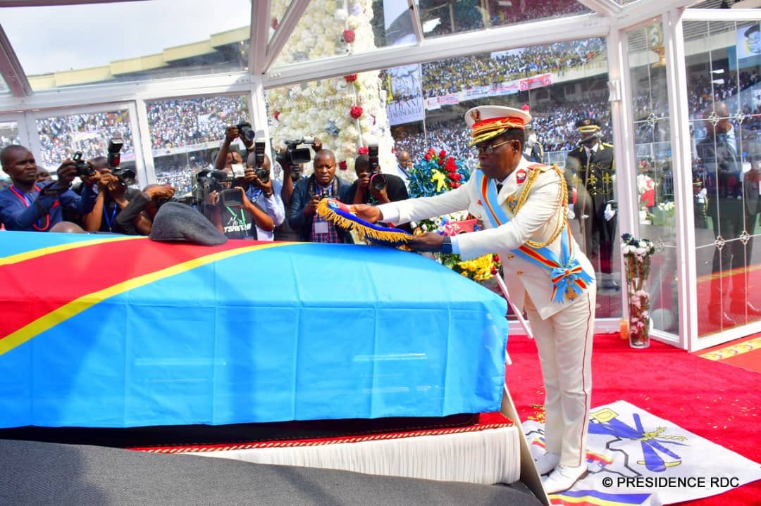 Presidence_RDC's tweet photo. #RDC #ObsèquesETshisekedi Le Dr Etienne Tshisekedi Wa Mulumba a été élévé ce 1er juin 2019, à titre posthume, dans l’ordre national « Héros nationaux Kabila-Lumumba au grade de Grand Cordon ». https://t.co/IUlfuDZhwp