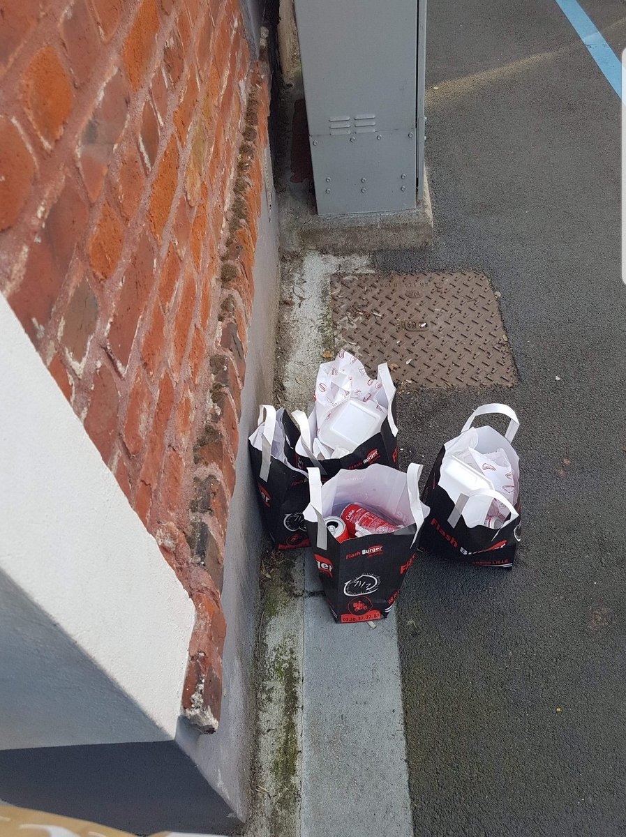 toinoune_62's tweet photo. Tu rentre du boulot et tu trouve ça devant ta porte. Pas de mot pour décrire la stupidité de ceux qui peuvent laisser leur detritus dans la rue sans ce soucier de la planète ou des habitants. #Incivilité #ecologie @LaMadeleine59 #Lille #PtiCon #LaMadeleine https://t.co/y4PPQSQ4Az