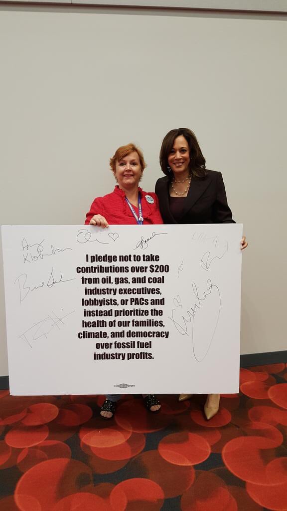 sunrisebayarea's tweet image. BREAKING: @KamalaHarris just signed the #NoFossilFuelMoney pledge. 

Young people and climate leaders have been asking candidates and elected officials at the CA Democratic Convention to support the #GreenNewDeal and ditch Big Oil money — and our pressure is working! #CADem19