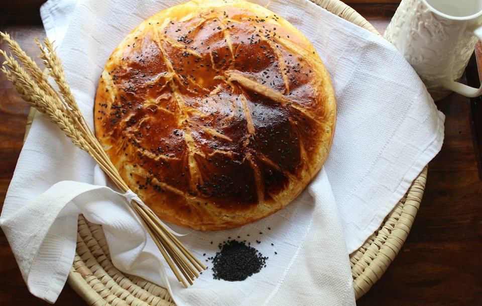 KHOBZ EL KOUCHAUn pain citadin connu à travers le territoire.C'est un pain levé à la semoule ,œufs ,beurre contenant des graines de nigelle ,graines d'anis ,graines de fenouil. Sa cuisson se fait chez le boulanger ou un four traditionnel qu'on trouvait dans chaque quartier .