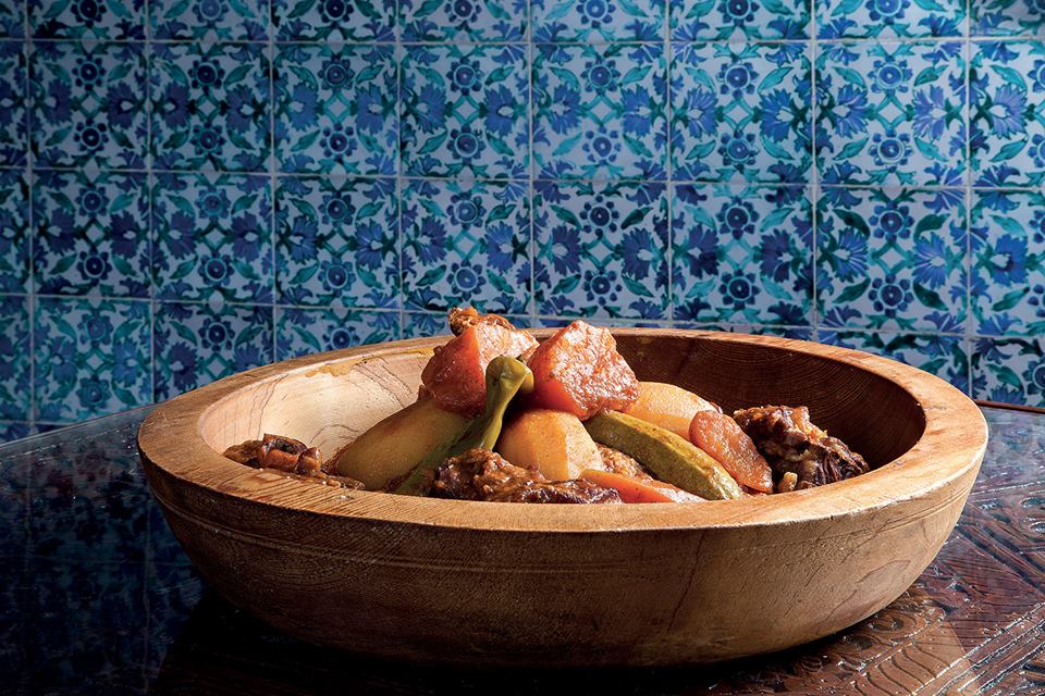 OUCHOU TINNIOriginaire de Ghardaia. Un couscous au chamelon et a la sauce sucrée-salée aux jus de dattes. Parfumé au ras el hanout composé de :cumin, anis vert, carvi, graine de nigelle,graines de fenouil et surtout "lahyet chikh" ,qui est une herbe qui donne un gout particulier