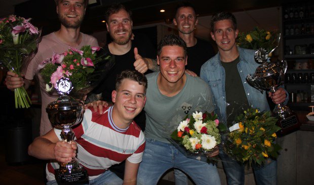 Hofland wint de play-offs, Verhoeks/De Rotterdammer sterkste bij de dames BARNEVELD Het seizoen zit erop voor de Barneveldse zaalvoetballers. De play-offs werden door Hofland Architecten en Verhoeks/De Rotterdammer in winst omgezet. ERBA Plaatbewerking... twib.in/l/rM84pRbrAdgA