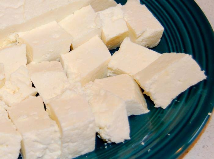 KLILAOriginaire du sud et de la région algérienne du Tell. Le klila est un fromage frais ou extra-dur (granulés à 7,0-9,1 % d’eau) obtenu en desséchant du caillé de lait de vache, de brebis, ou de mélange par chauffage, découpage et exposition au soleil.