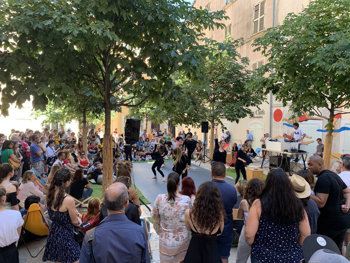 levarois_'s tweet image. Organisée par @LPortDCreateurs, la battle de danse est à voir en ce moment Place des Savonnières à #Toulon ! 🕺🏼💃🏻