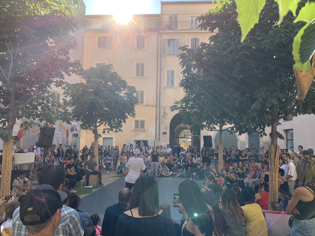levarois_'s tweet image. Organisée par @LPortDCreateurs, la battle de danse est à voir en ce moment Place des Savonnières à #Toulon ! 🕺🏼💃🏻