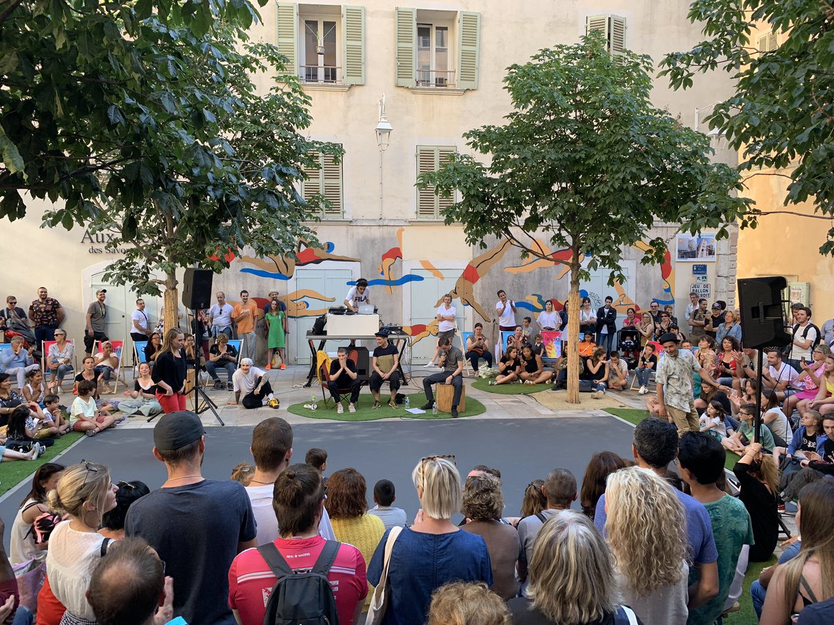 levarois_'s tweet image. Organisée par @LPortDCreateurs, la battle de danse est à voir en ce moment Place des Savonnières à #Toulon ! 🕺🏼💃🏻