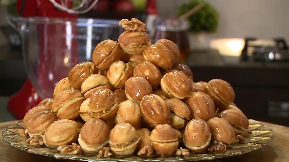 EL JOUZACe sont ont de petits gâteaux en forme de noix farcis d'un mélange de miel et noix moulu .El jouza est façonnée a l'aide d'un moule spéciale ensuite cuite sur le feu . El jouza est un grand classique de la pâtisserie de l'est Algérien .