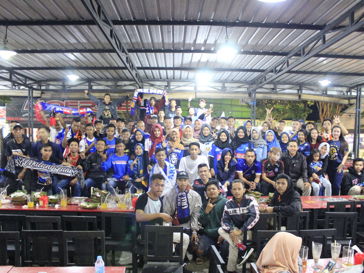 AREMANIA_TMG_'s tweet photo. Acara bagi takjil &amp; Buka bersama Aremania Temanggung 🦁

#aremania
#temanggung
#mbois https://t.co/weUXMMHrBy