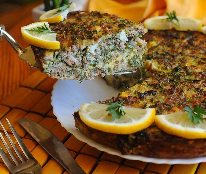 MAADNOUSSIAPlat d'Alger à l’origine un mets où la persil cru servait d’accompagnement à la viande d’agneau en tajine lié à l’œuf. Depuis elle a évolué avec un passage au four pour y être gratinée. La viande est prècuite dans une sauce blanche avec de l'oignon ,poivre et cannelle