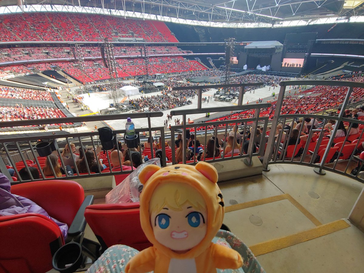 reflection1210's tweet photo. Wembley Stadium 
Bts💜💜💜 https://t.co/FcD7PYhPEh