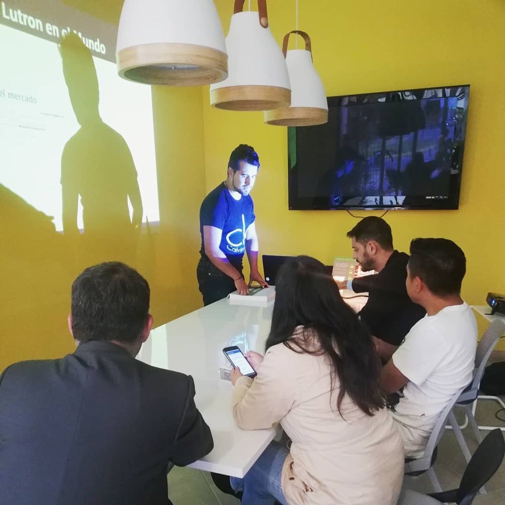 Labuio_us's tweet photo. Gracias a las personas que asistieron a la charla impartida por @SogaDesign con Bryan Ruales 💡

Somos comunidad, somos LAB US ☝🏻

#quito #charla #eficienciaenergetica #iluminación #Tecnología https://t.co/pguBxqhtuU