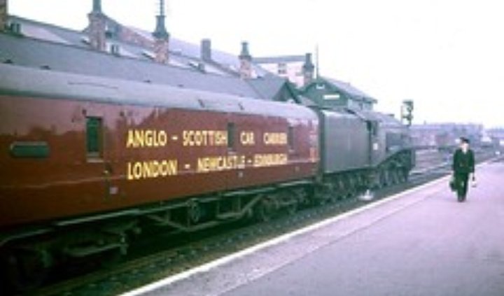 RailwayCentral's tweet photo. A4 Class #Locomotive sits at #Grantham with the up #AngloScottishCarCarrier Service 1962.... #Motorail....📸#JackRay Source:-#Crewcastrian.... @RailwayCentral https://t.co/DFuI5NrSqt