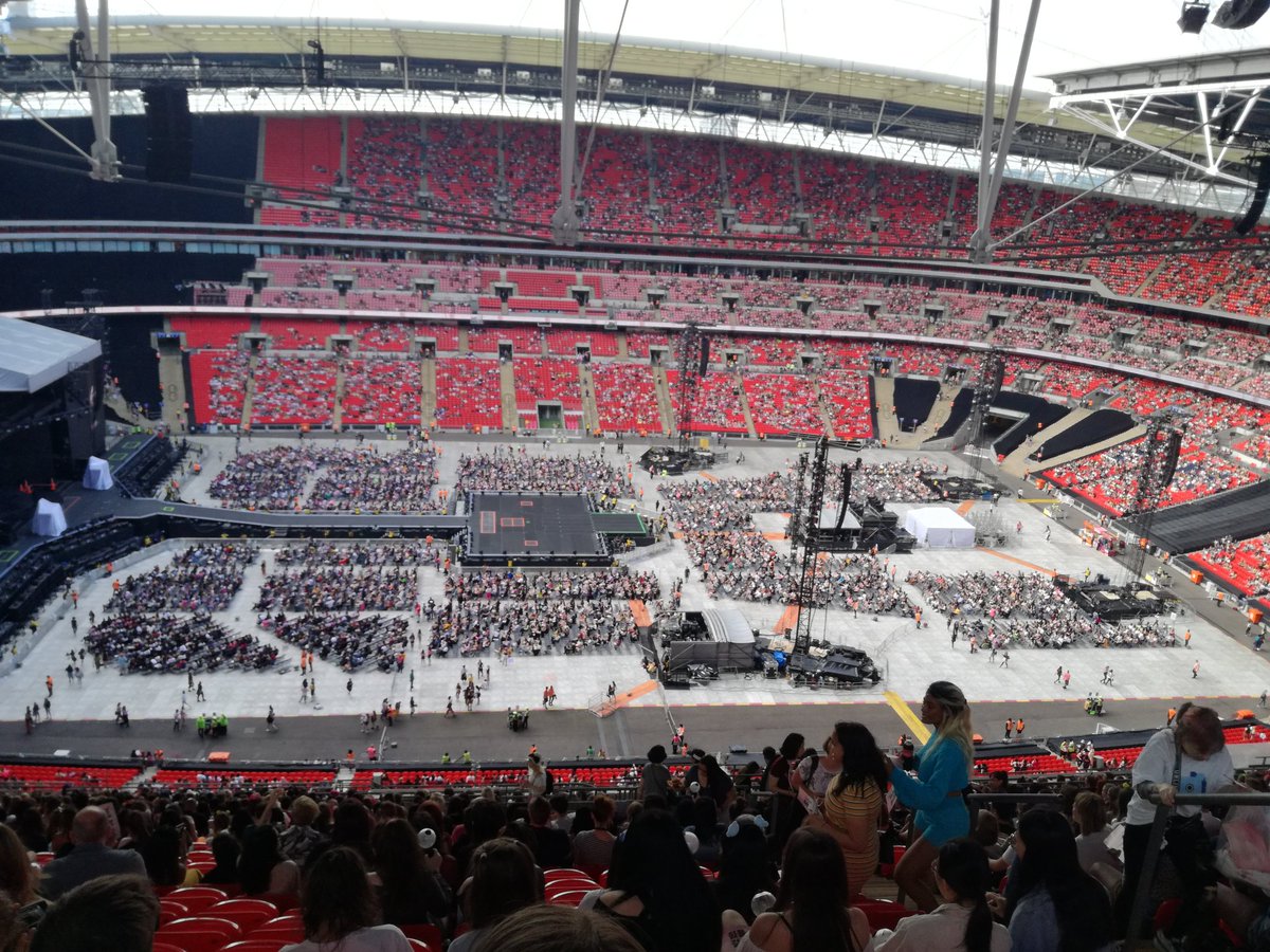 Sra_Patatachona's tweet photo. I CAAAAAAAAAN'T #BTSatWembley #BTSInLondon #ARMYONTOUR @BTS_twt I'M SO EXCITEEEED https://t.co/vLCgrXSs8A
