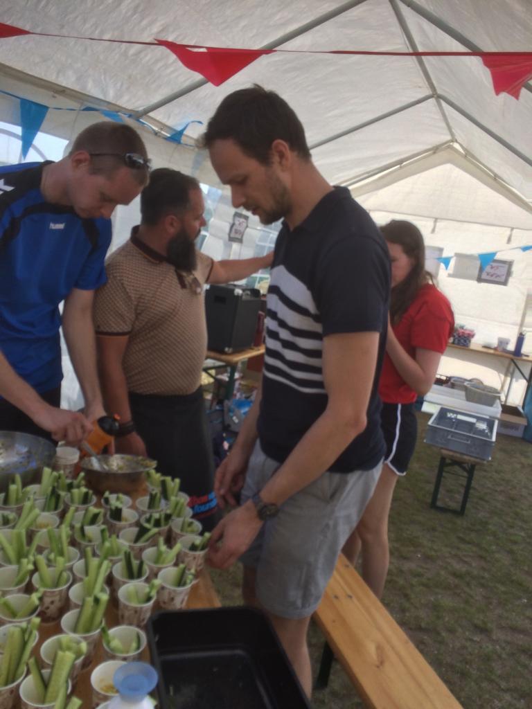 dietistenZGV's tweet photo. Op een ☀️ ONE festival van de #bvdgf werd gesport en gekookt en gepraat. Jonge mensen met #diabetes gaan uitdagingen aan en delen hun ervaringen met elkaar. #Diëtist Nancy Janssen was aanwezig bij de kookworkshop van Ramon Brugman waar voeding bij diabetes hot item waren! https://t.co/YZKXIHqUnt