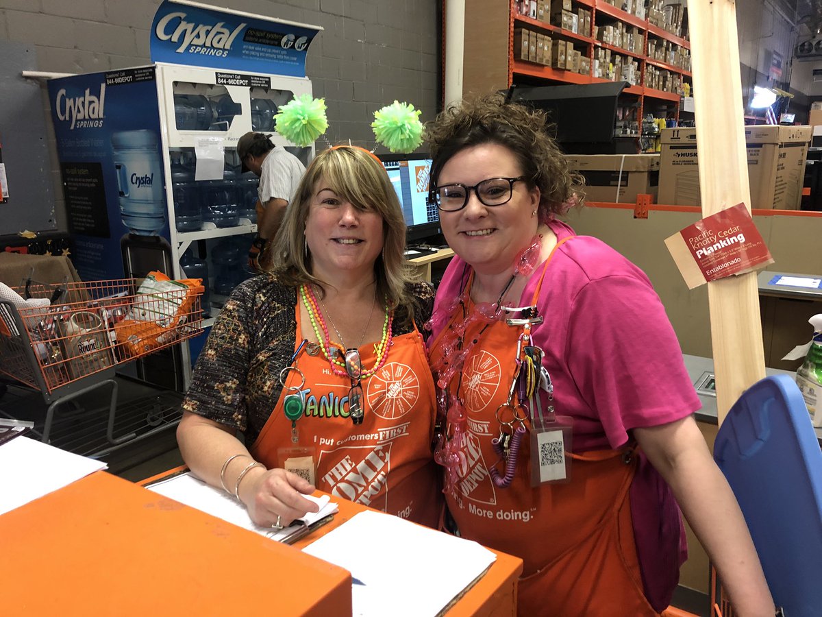 kelseyspro's tweet photo. How cute are Janice & Julie 🥳 #NeonWeekend https://t.co/Uc4aBD0tIZ
