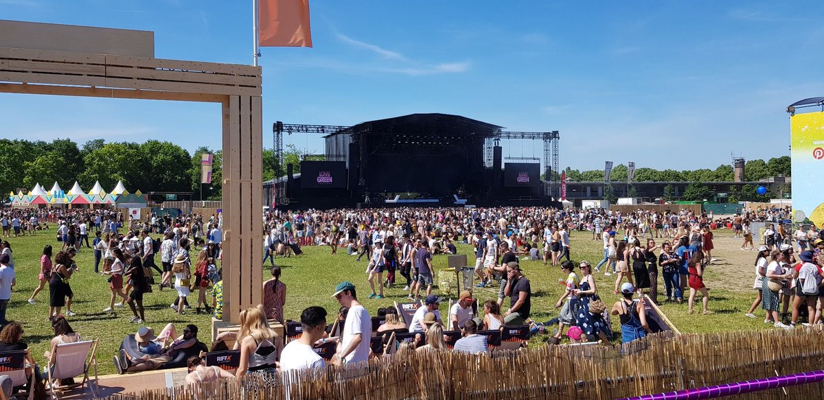 Celia_Blauel's tweet photo. Sous le soleil de @WeloveGreen, écologie et concerts, encore une belle édition de ce festival incontournable. N'oubliez pas d'y signer le https://t.co/4PiTlaVm0z, d'adopter une gourde de faire un geste pour la Planète ! 🌻💦🌍🎤🎶 #wlg2019 https://t.co/15pztPMr3B