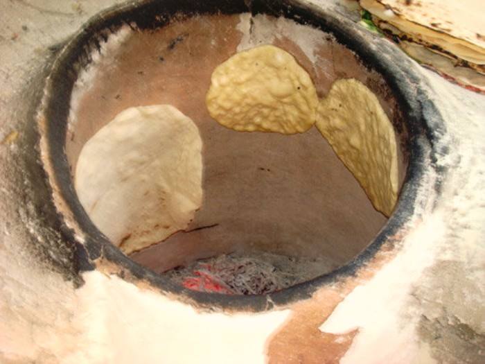 KHOBZ ANNOURPain d'Adrar très fin à base de farine de blé complet ,sel et eau .Il est cuit le long des parois d'un four traditionnel en terre cuite appelé "annour". Il peut être farci "mbettane" ou bien émietté et arrosé d'un bouillon ou bien du lait caillé.