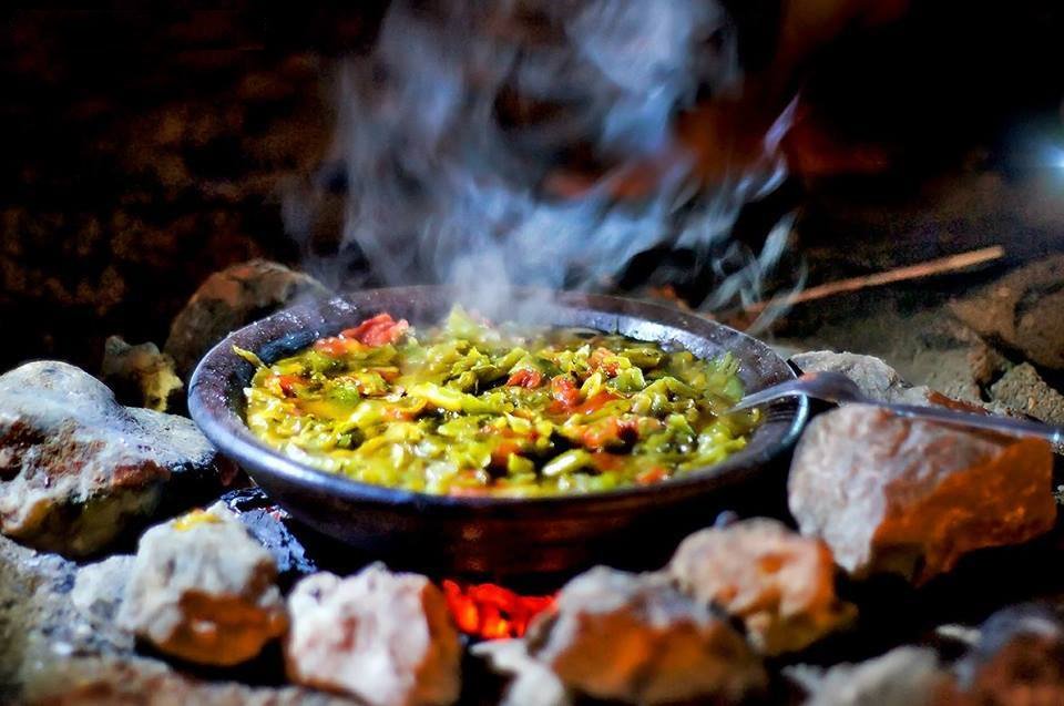 IFELFELUn plat kabyle composé de poivrons et tomates grillées sur feu de bois ,coupées en petits morceaux ou pilés dans un mortier ,le mélange est cuit sur un tajine en terre cuite et arrosé d'huile d'olive . Les kabyles utilisent des petits poivrons locaux ,doux et piquant.