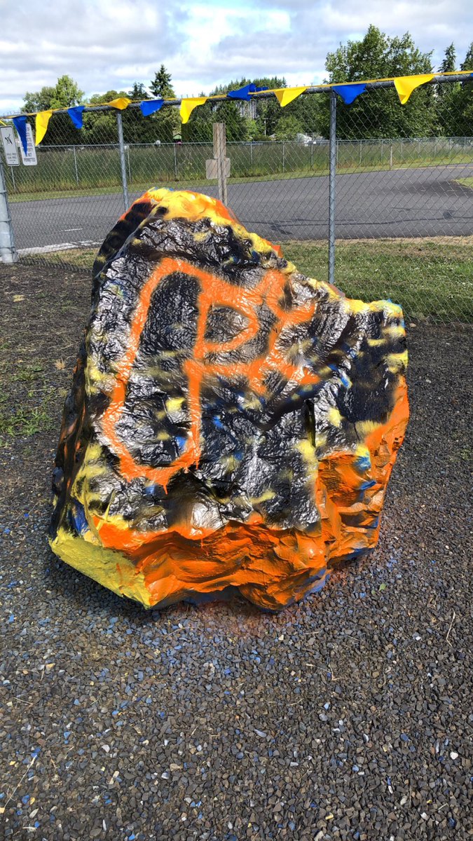 EmilyMetzenberg's tweet image. I HATE poor sportsmanship. I get there is bad blood between Napavine &amp;amp; Adna football teams but that shouldn’t affect the track &amp;amp; softball teams. Both teams worked their butts off to get where they are at and there is no reason for this amount of disrespect.