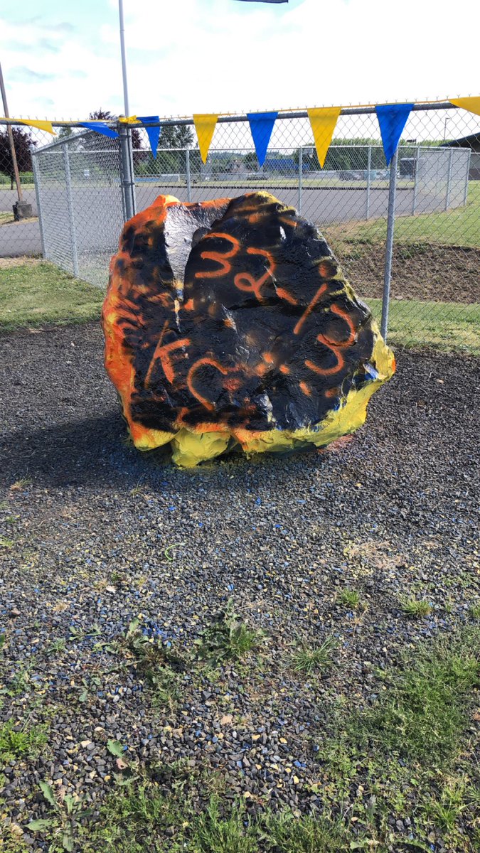 EmilyMetzenberg's tweet image. I HATE poor sportsmanship. I get there is bad blood between Napavine &amp;amp; Adna football teams but that shouldn’t affect the track &amp;amp; softball teams. Both teams worked their butts off to get where they are at and there is no reason for this amount of disrespect.