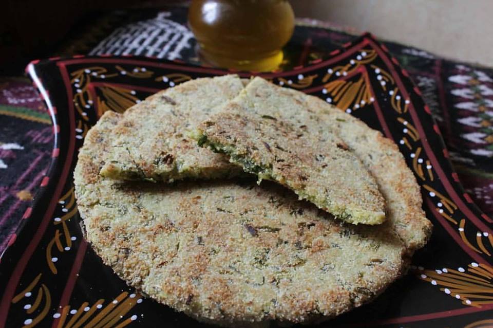 AGHROUN N' VIVRASC'est un pain traditionnel , préparé avec de la ciboulette sauvage , de la semoule fine et de l’huile d’olive. On le retrouve surtout au printemps.Vous pouvez aussi accompagner avec vos soupes , chorba ou hrira.