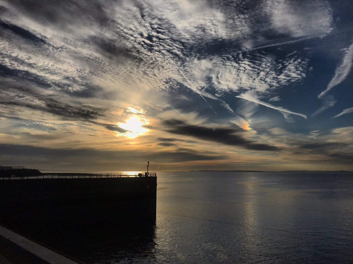 CardiffWeAre's tweet photo. Sian catches the most beautiful early mornings at Penarth - stunning! Courtesy
@sianybach #Welshpassion from #PeoplewithPassion https://t.co/XGjxag0cXG