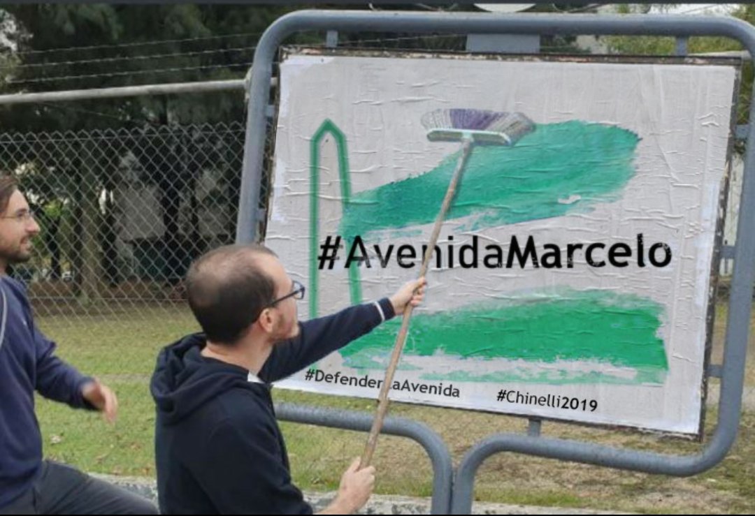 telmochinelli's tweet photo. Interviniendo la ciudad desde temprano.

Pegamos carteles a lo Nac And Pop, pero son bien Chetos 😅 
No es basura, es arte! 

#EsXElMedio
#Chinelli19 https://t.co/oAup3tlKVO