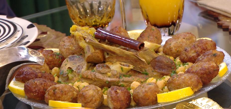 DAR AAMIOriginaire d’Alger signifie la maison de mon oncle paternel. Se compose de bâtonnets de kefta mélangés à de la chapelure et à du fromage râpé, qu’on fait frire avant de les mettre à cuire dans une sauce à la cannelle avec de la viande d’agneau et des pois chiches.