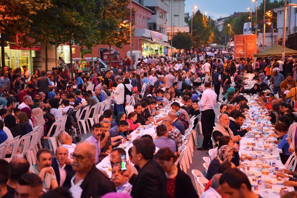 Bu akşam iftarımızı Esenyurt Akçaburgaz Mahallesi’ndeki hemşehrilerimizle açtık. Esenyurt’un yeni Belediye Başkanı yol arkadaşım <a href="/KDenizBozkurt/">Kemal Deniz Bozkurt</a>’a ve tüm dostlara bu içten buluşma için teşekkür ederim.