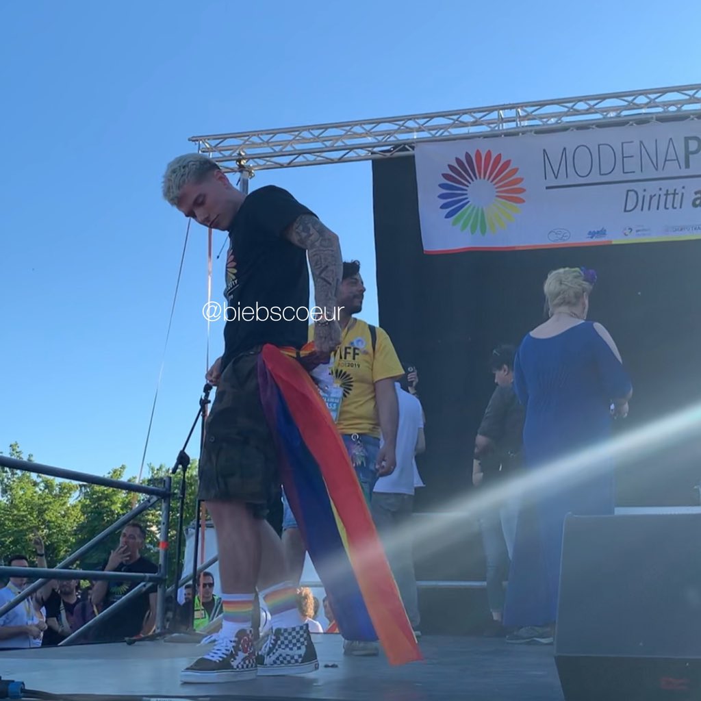 biebscoeur's tweet image. #ModenaPride ❤️🧡💛💚💙💜