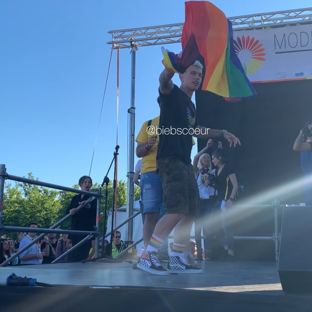 biebscoeur's tweet image. #ModenaPride ❤️🧡💛💚💙💜