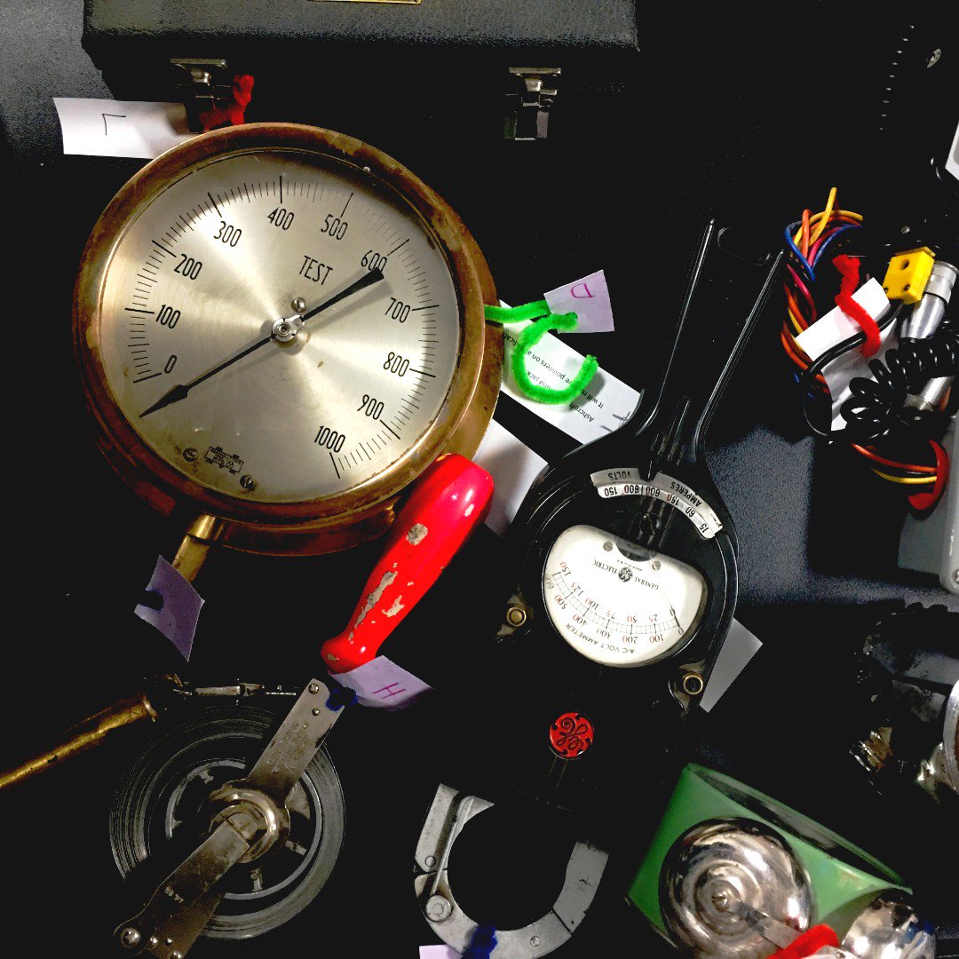 Have you ever visited a museum and wished you could interact with the artifacts? Well.... our school programs include an artifact handling activity which, upon request, can also be included in adult tours! 

#museum #artifacts #energy #canada #explorealberta #canadianenergymuseum