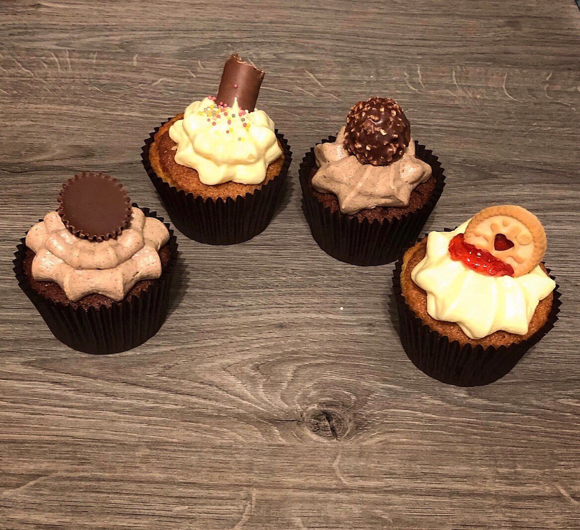 katycremeegg's tweet photo. When ya cant decide what cake to have....🧁🧁🧁#homemade #baking #bakedwithstork #homebaking #cupcakes #reeces #jammydodger #forrerorocher #vanillaicecream @bakewithstork https://t.co/scuN6rZGDI
